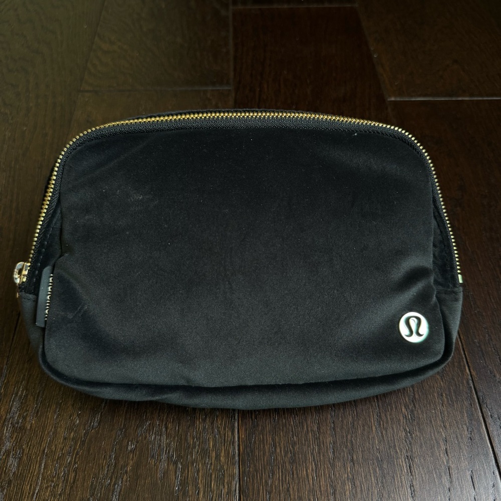 Everywhere Belt Bag 1L *Velour - Black / Gold